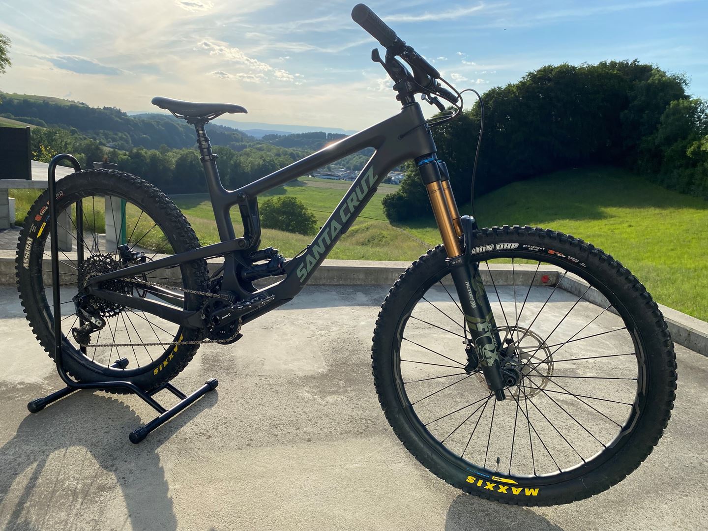 Santa Cruz Nomad Carbon V4 C fur 2500 CHF in Giffers gunstig kaufen Traildevils