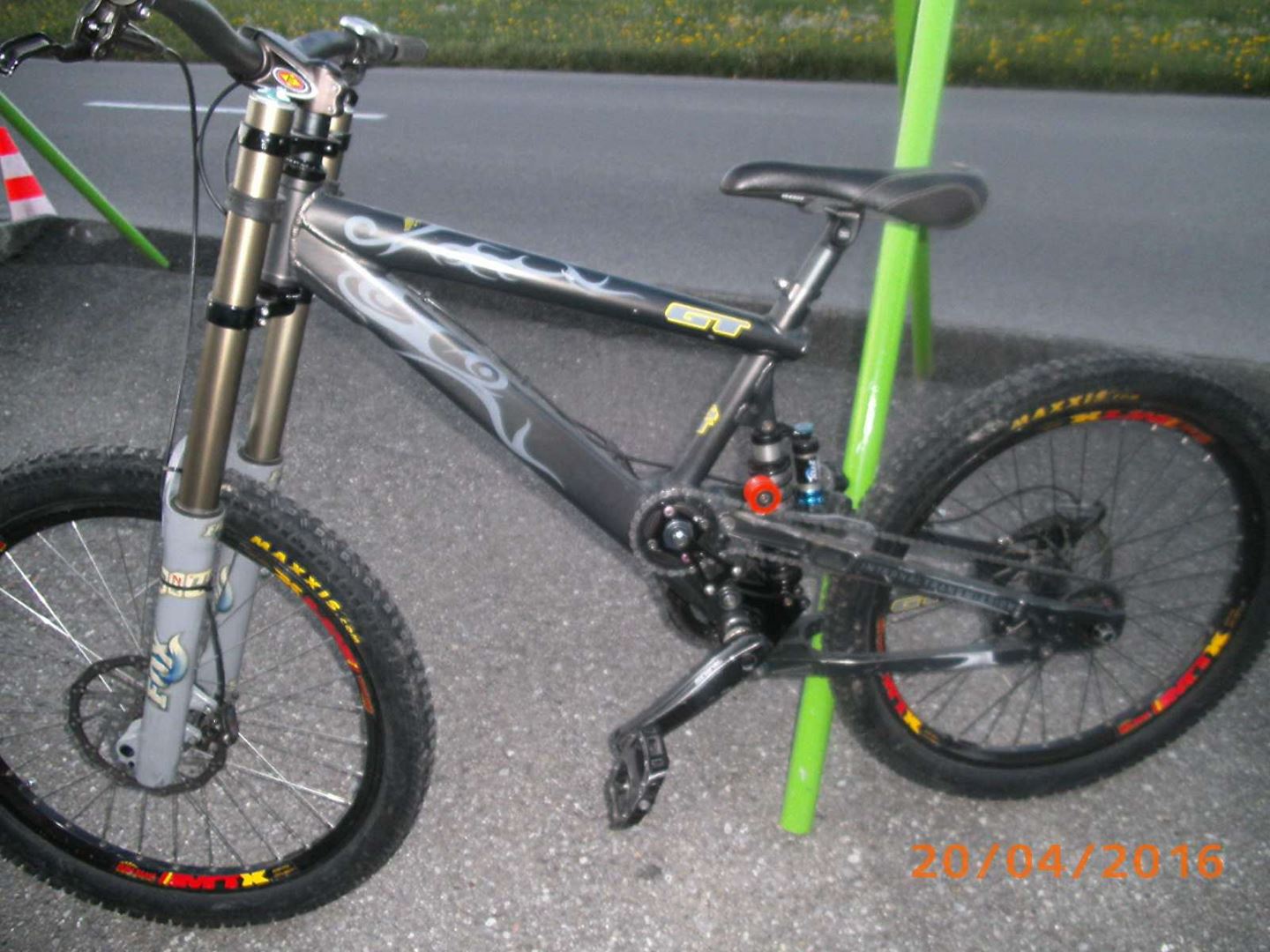 Gt it1 best sale downhill bike